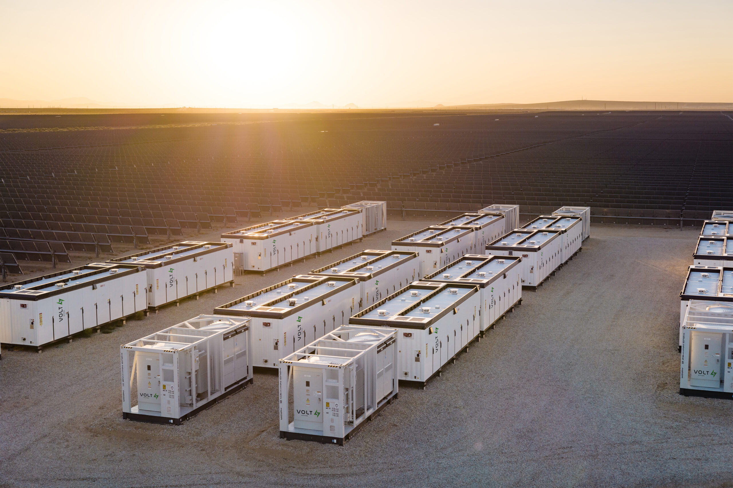 Grid,Storage,Battery,Units,And,Solar,Farm,In,The,Desert